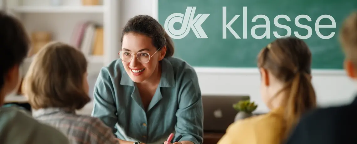 Ein Klassenzimmer mit Lehrerin und Schülern