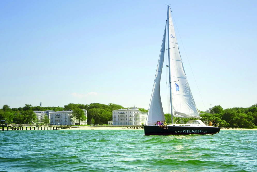 Hochseeyacht vor Heiligendamm
