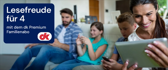 ​Abbildung einer Familie, die auf dem Sofa sitzt und die digitale Zeitung liest mit der Headline "dk premium zu viert teilen für mtl. 11,70 € je Nutzer"
