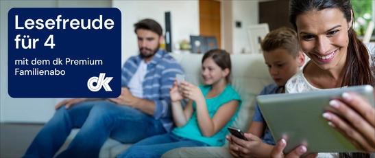 Eine 4 köpfige Familie sitzt im Wohnzimmer auf der Couch und alle haben ein mobiles Endgerät in der Hand. In einer dunkelblauen Box steht: Lesefreude für 4 mit dem dk Premium Familienabo